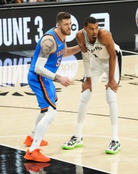 乐鱼体育平台入口-官方登录与在线体验 | Leyu Sports-Buha：季后赛防文班最好三人是哈滕&amp;唐斯&amp;米罗 可推可抱可挤开他